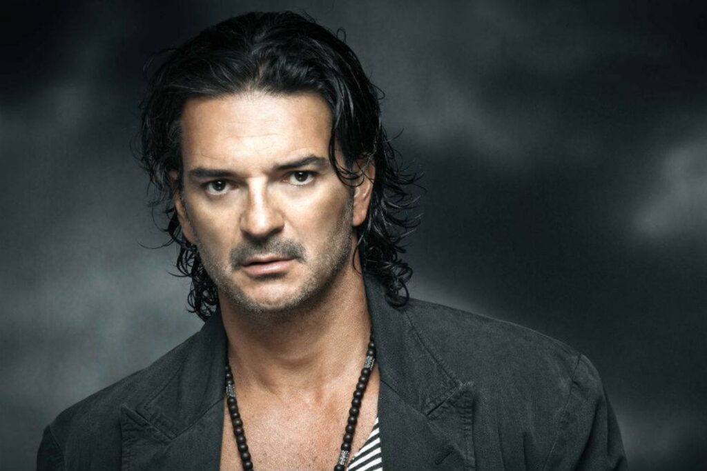 ¿Dónde vive el cantante ricardo arjona?